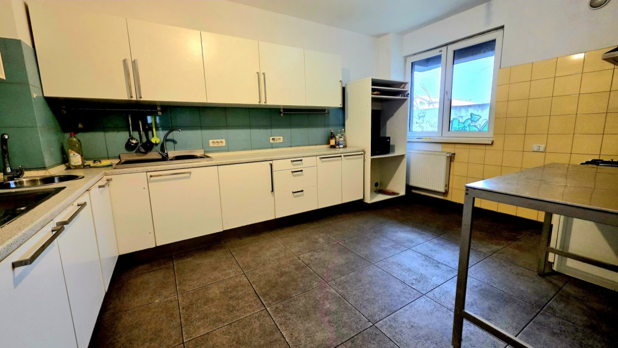 Apartament cu 5 camere si curte de 358 mp.