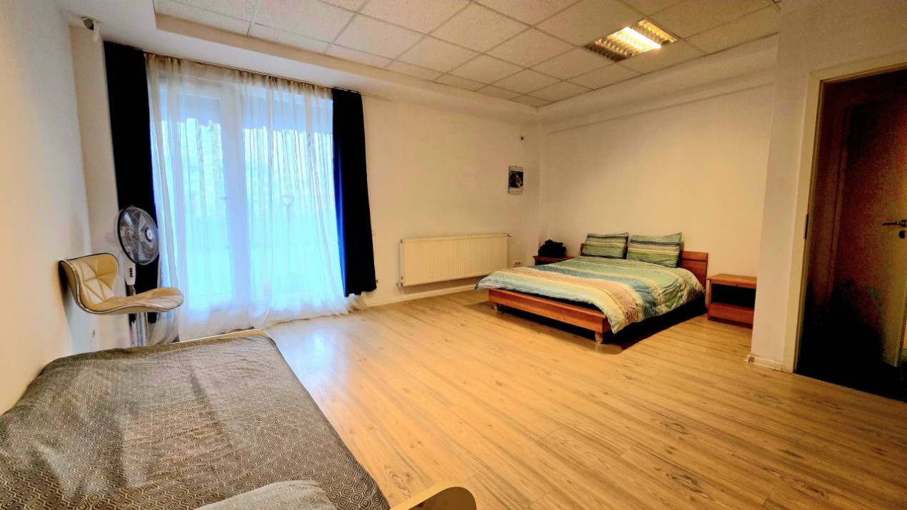 Apartament cu 5 camere si curte de 358 mp.