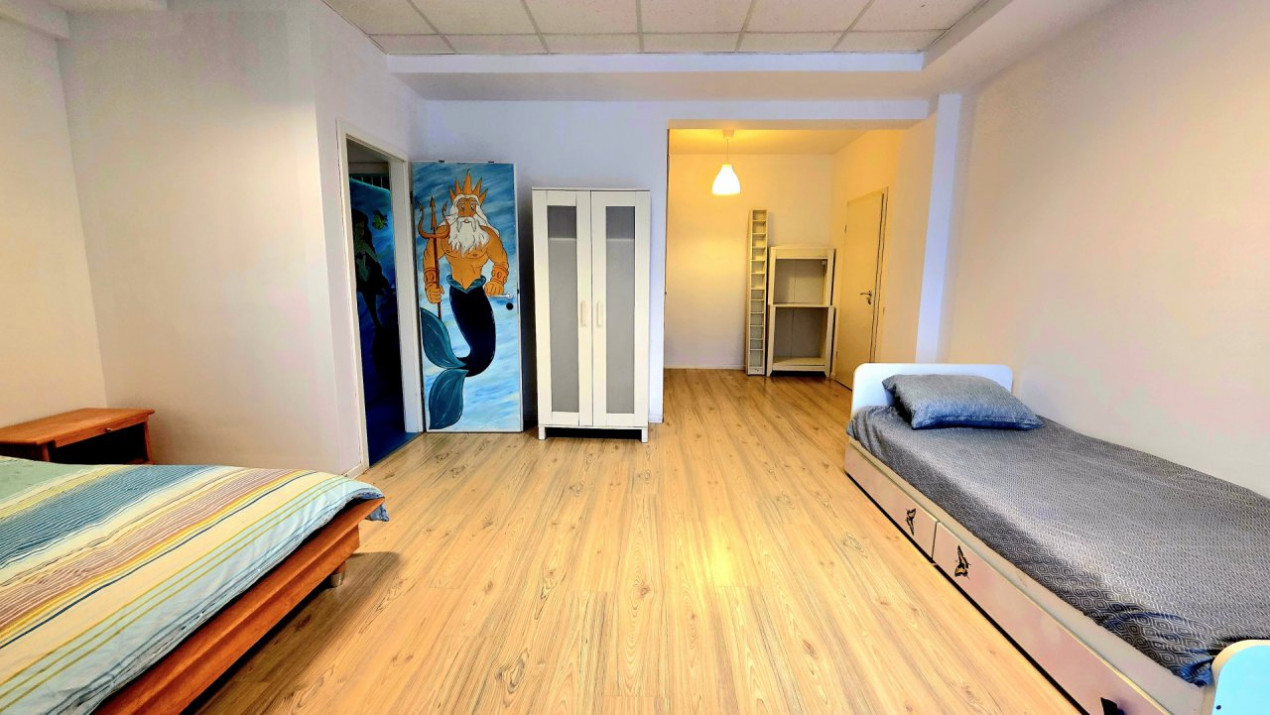 Apartament cu 5 camere si curte de 358 mp.