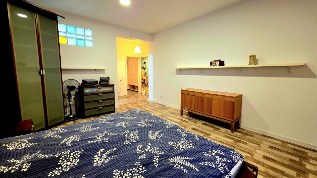 Apartament cu 5 camere si curte de 358 mp.