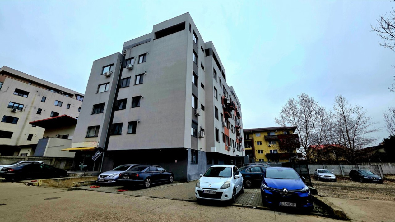 Apartament cu 5 camere si curte de 358 mp.