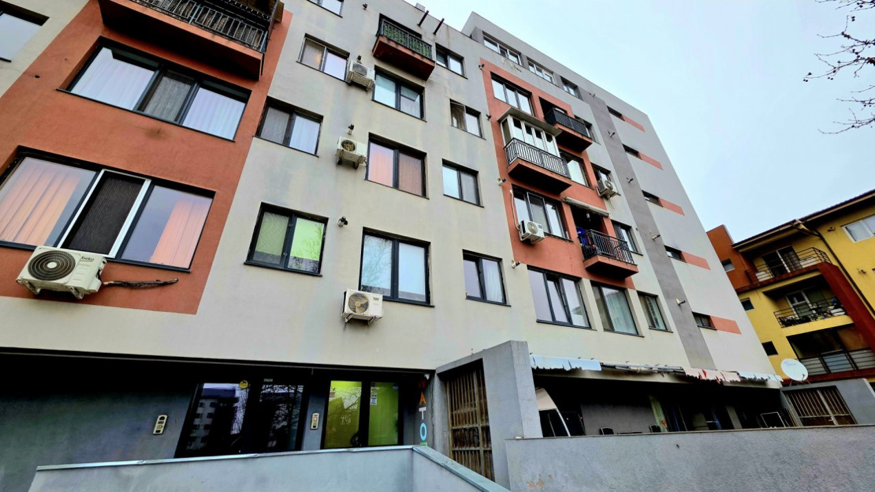 Apartament cu 5 camere si curte de 358 mp.