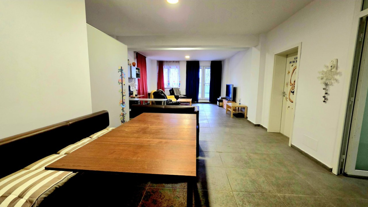 Apartament cu 5 camere si curte de 358 mp.