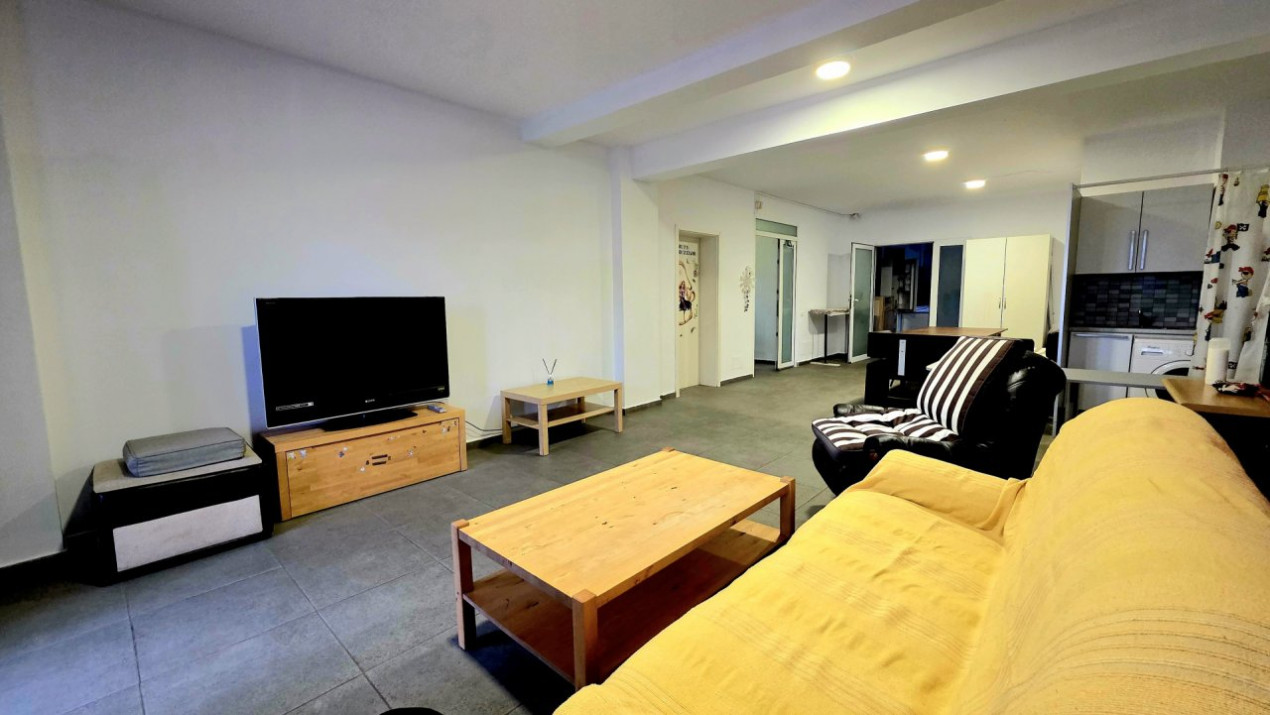 Apartament cu 5 camere si curte de 358 mp.