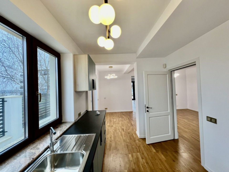 Vilă cu Arhitectură Moderna - Vedere la Lac