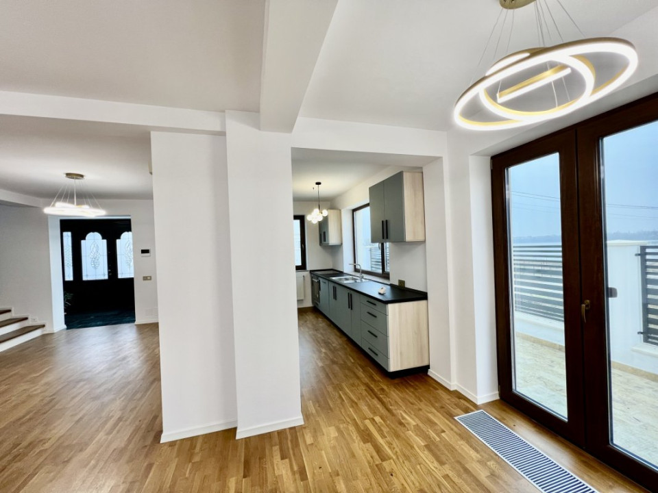 Vilă cu Arhitectură Moderna - Vedere la Lac