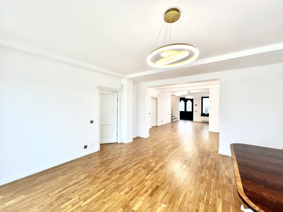 Vilă cu Arhitectură Moderna - Vedere la Lac