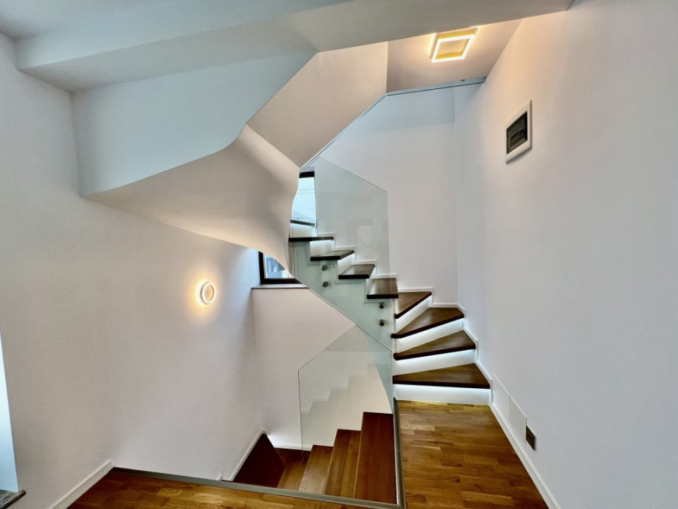 Vilă cu Arhitectură Moderna - Vedere la Lac