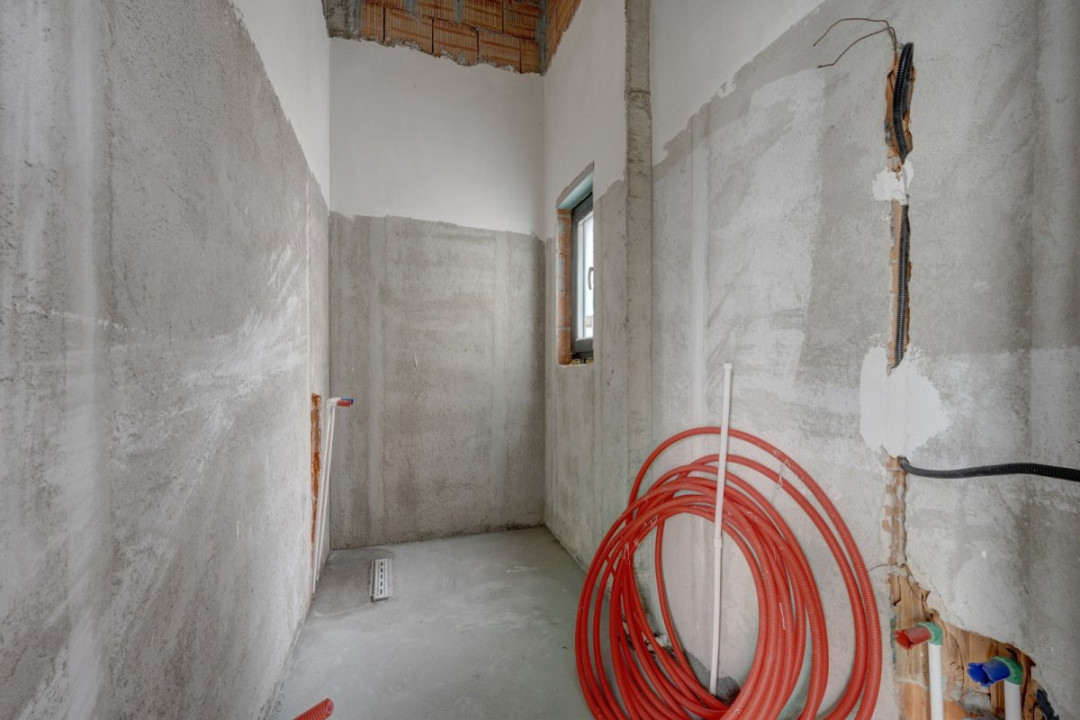 Casa se preda finisata - 4 bai - 3 dormitoare - curte - parcare -  metrou Păcii 