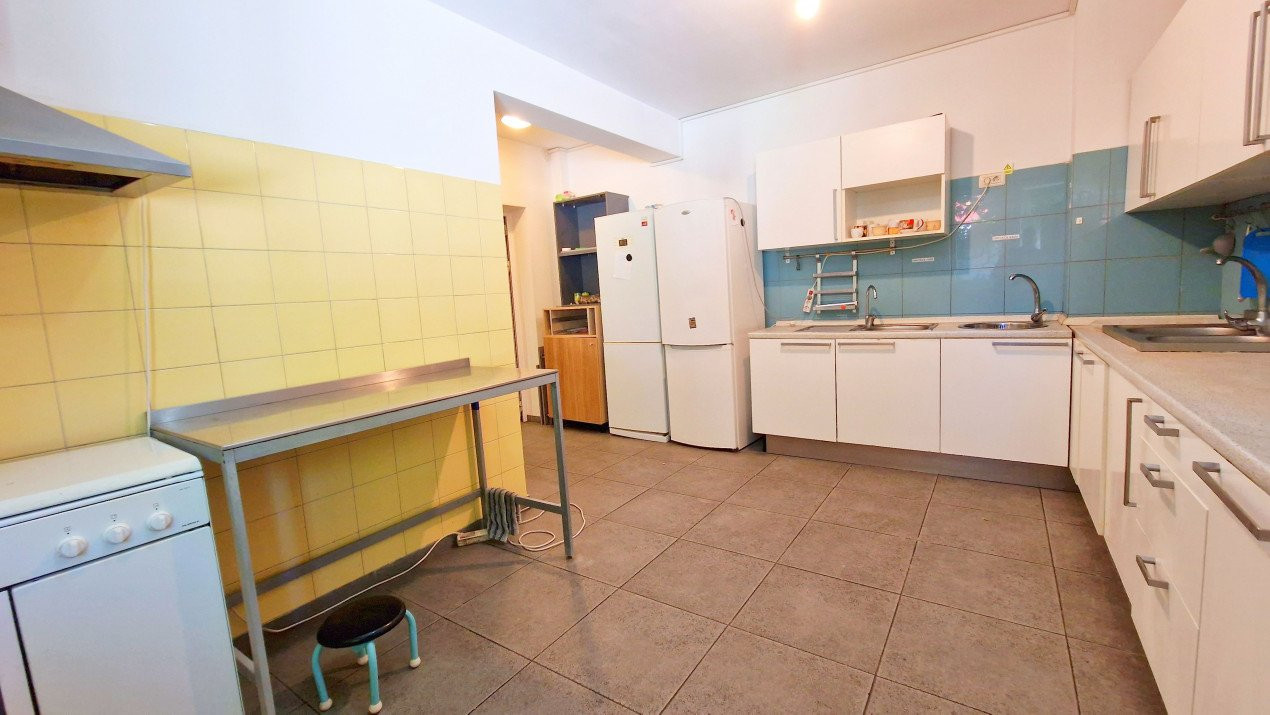 Apartament cu 5 camere si curte imensa-posibilitate de recompartimentare.