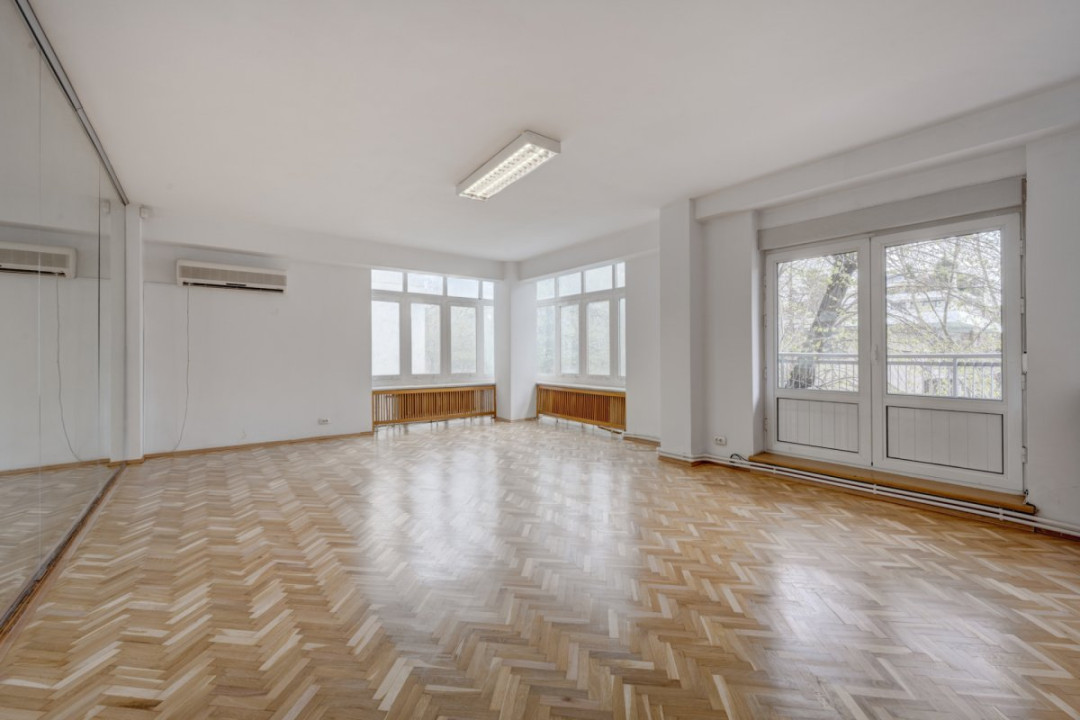Apartament luminos de 5 camere de închiriat, etaj 1/4, garaj, Bd. Primăverii!