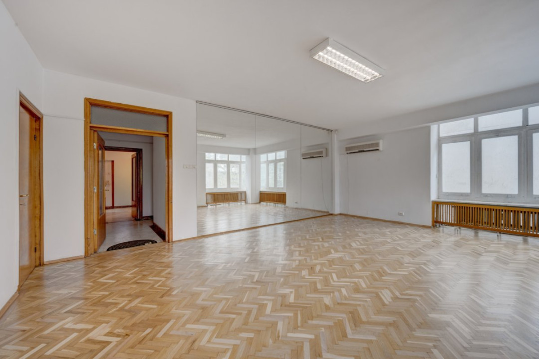 Apartament luminos de 5 camere de închiriat, etaj 1/4, garaj, Bd. Primăverii!