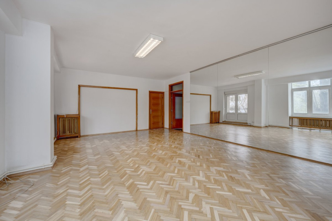 Apartament luminos de 5 camere de închiriat, etaj 1/4, garaj, Bd. Primăverii!