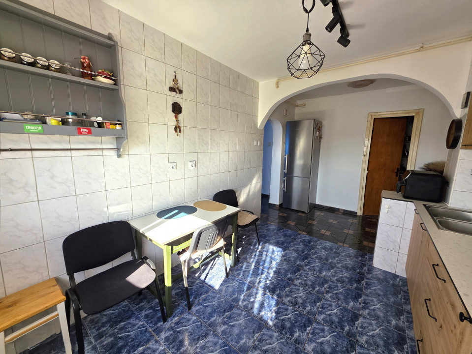 De vanzare 4 camere Ale Huedin 1, cu loc de parcare si centrala proprie