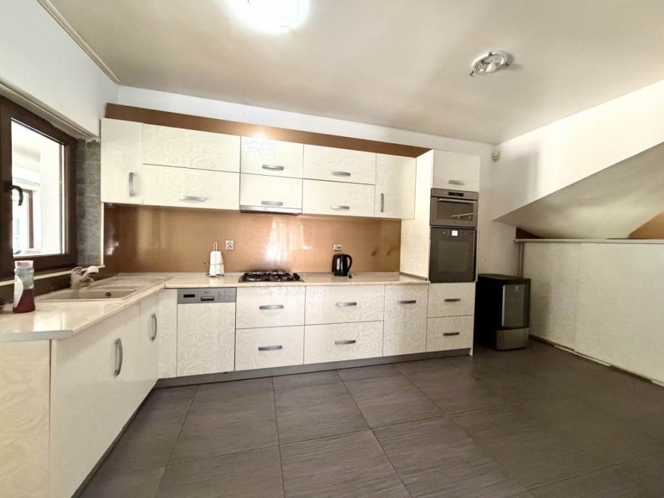 Domeniu Privat cu 3.278 mp Teren | Piscină, Iaz Ornamental și Reședință