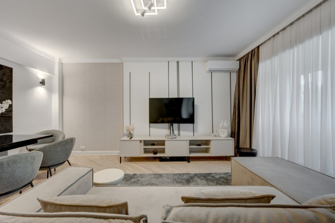 Apartament cu vedere spectaculoasă, 3 camere, 2 băi, bloc 1979, Universitate! 