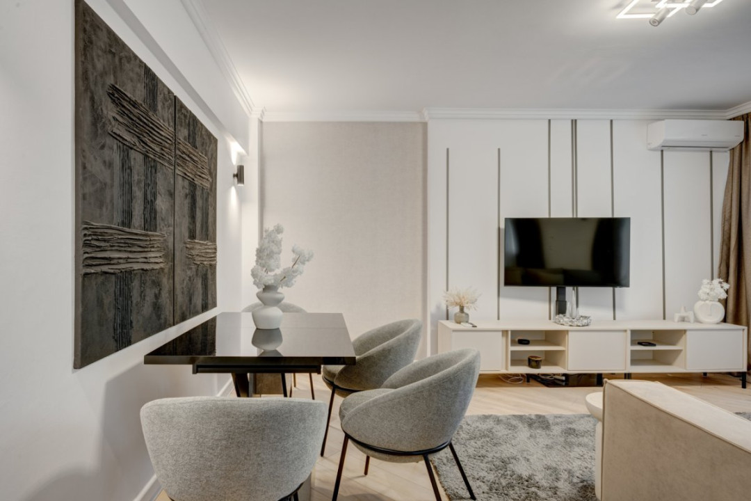 Apartament cu vedere spectaculoasă, 3 camere, 2 băi, bloc 1979, Universitate! 