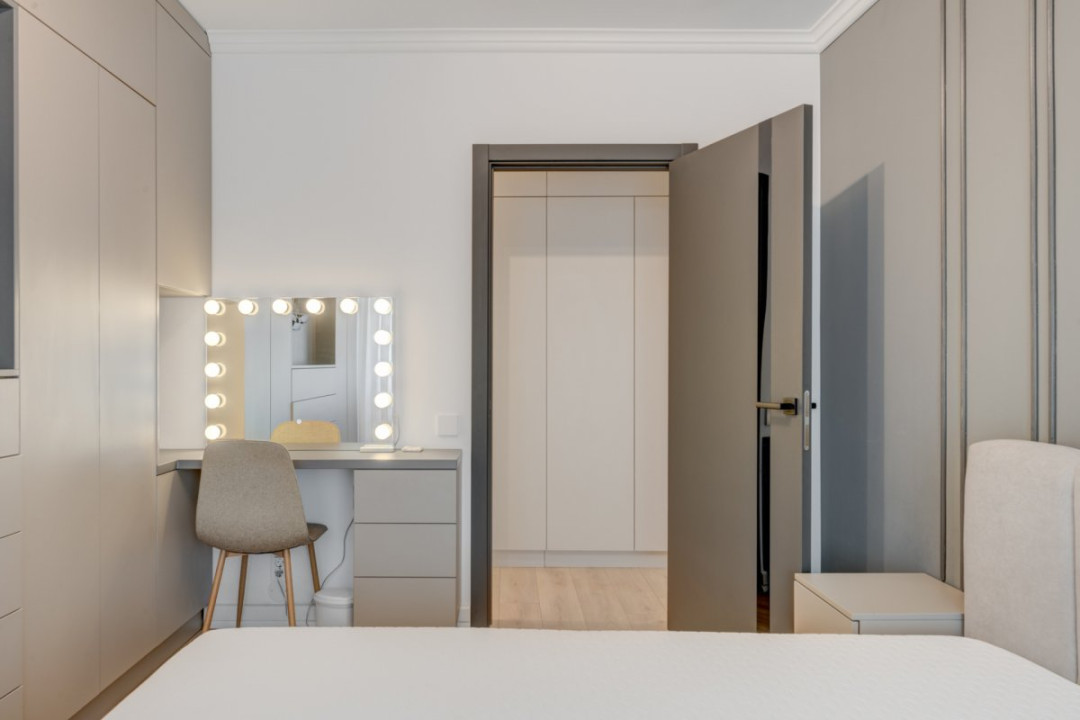 Apartament cu vedere spectaculoasă, 3 camere, 2 băi, bloc 1979, Universitate! 