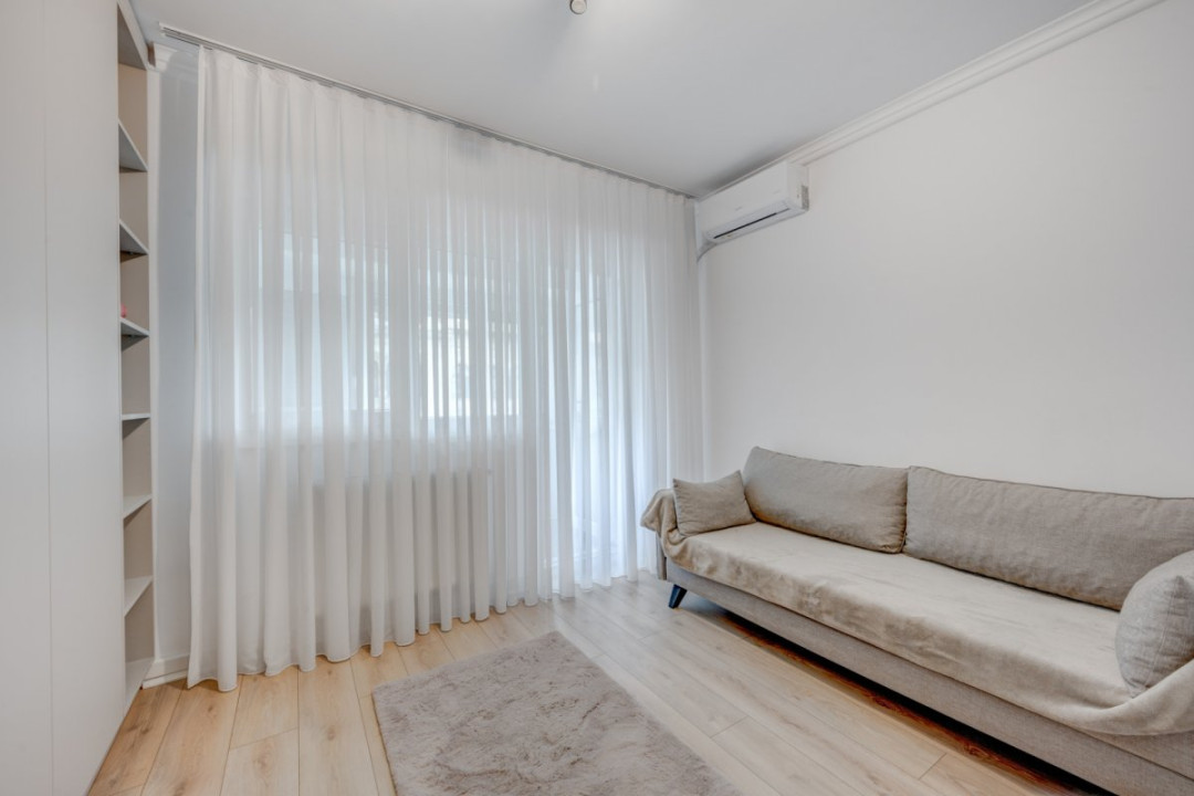 Apartament cu vedere spectaculoasă, 3 camere, 2 băi, bloc 1979, Universitate! 