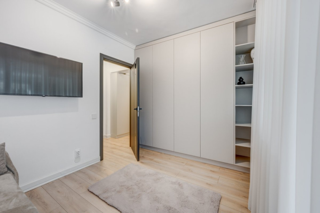 Apartament cu vedere spectaculoasă, 3 camere, 2 băi, bloc 1979, Universitate! 