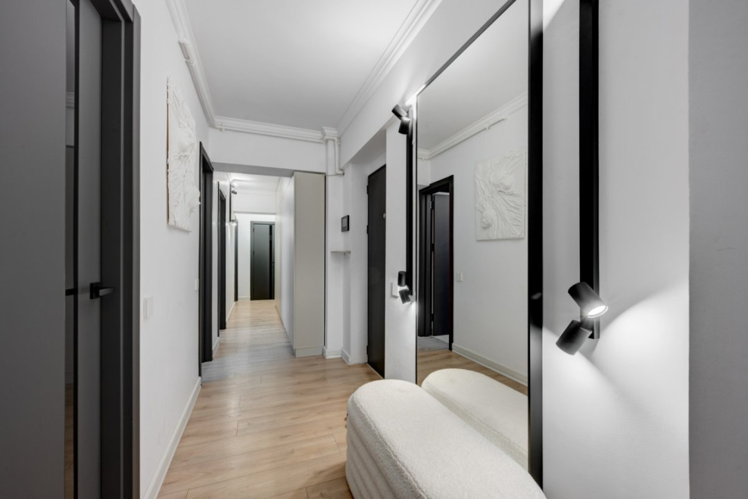 Apartament cu vedere spectaculoasă, 3 camere, 2 băi, bloc 1979, Universitate! 