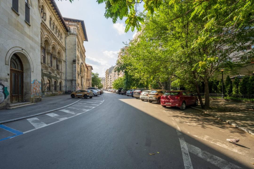 Apartament cu vedere spectaculoasă, 3 camere, 2 băi, bloc 1979, Universitate! 