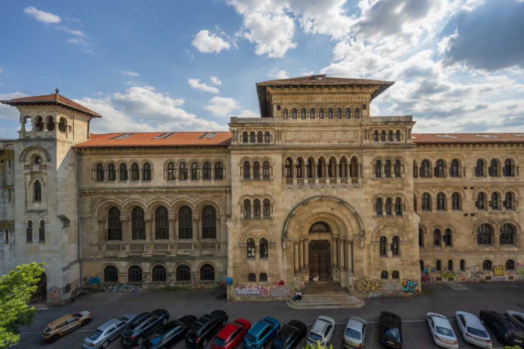 Apartament cu vedere spectaculoasă, 3 camere, 2 băi, bloc 1979, Universitate! 