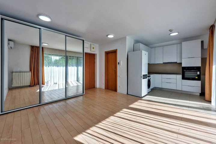 Garsoniera cu curte individuala in Poseidon Residence