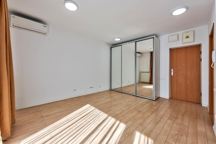 Garsoniera cu curte individuala in Poseidon Residence