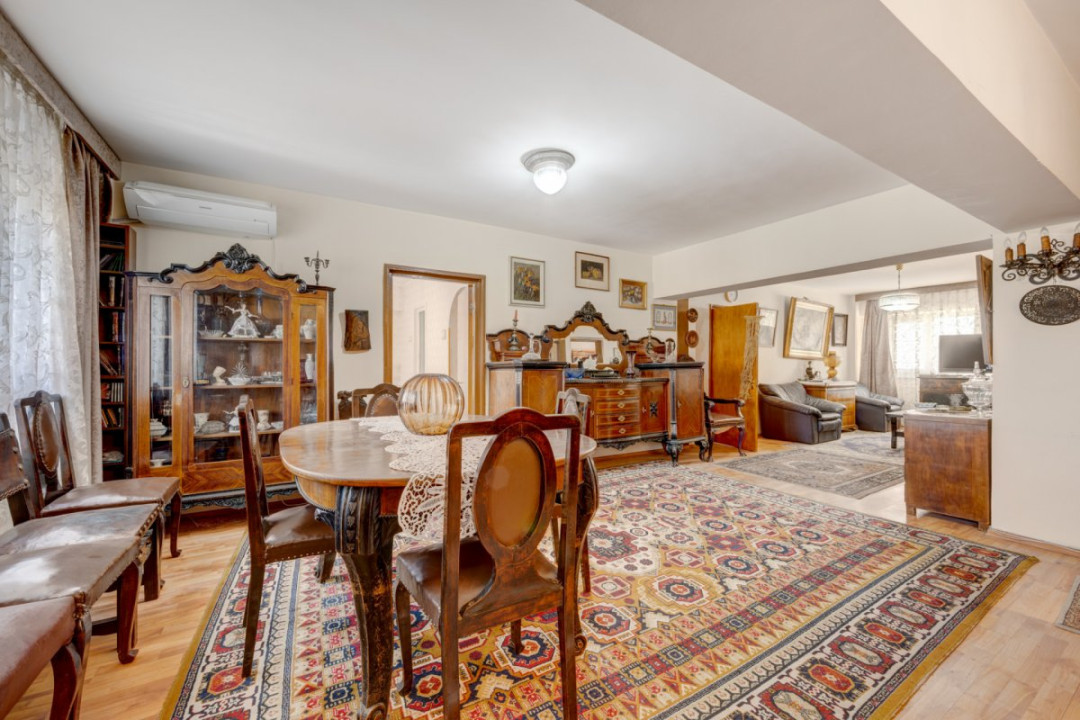 Apartament de 4 camere cu 3 băi, 137mp, centrală proprie, bloc 1983!