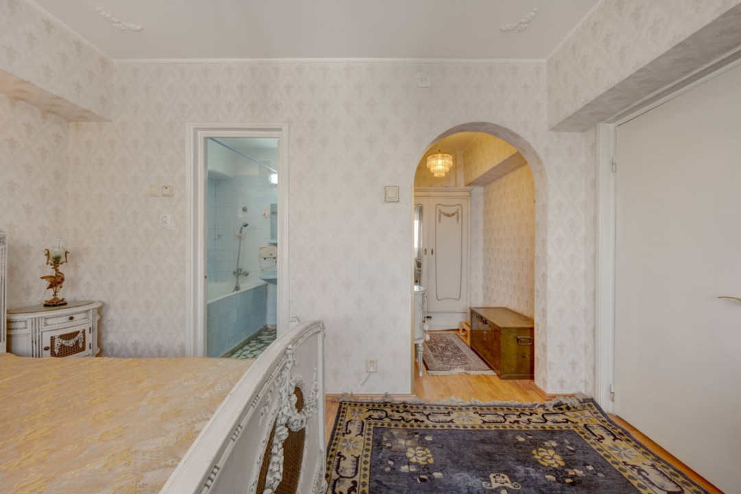 Apartament de 4 camere cu 3 băi, 137mp, centrală proprie, bloc 1983!