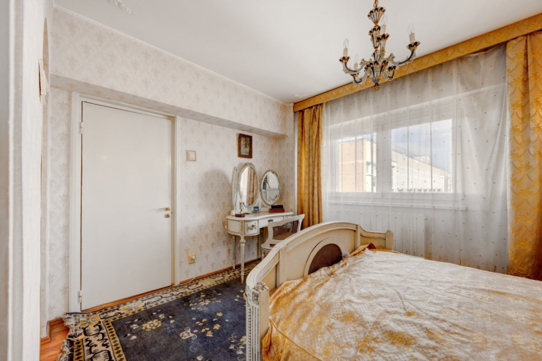 Apartament de 4 camere cu 3 băi, 137mp, centrală proprie, bloc 1983!