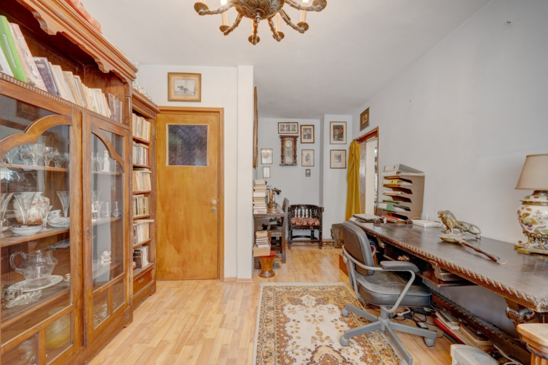 Apartament de 4 camere cu 3 băi, 137mp, centrală proprie, bloc 1983!
