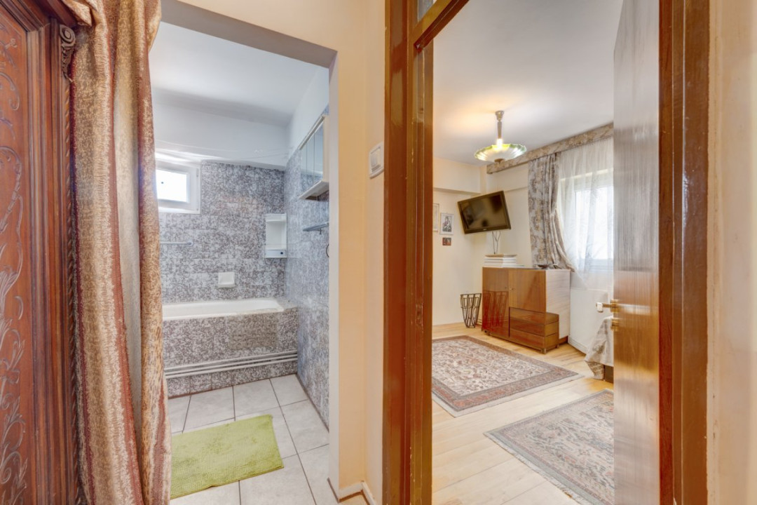 Apartament de 4 camere cu 3 băi, 137mp, centrală proprie, bloc 1983!