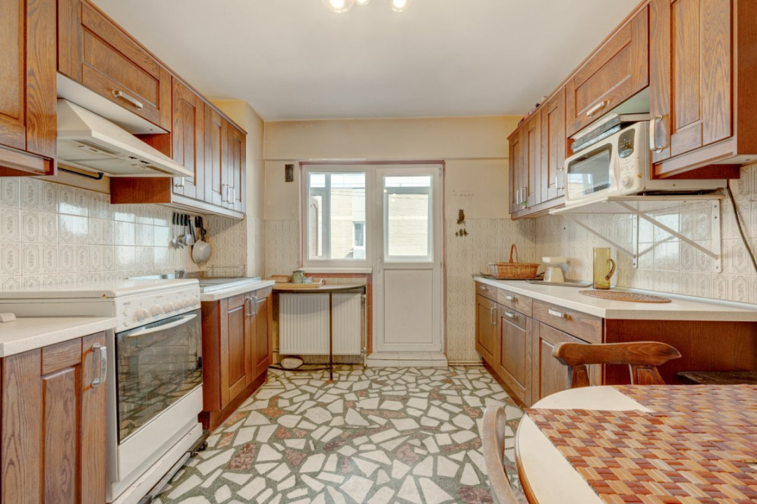 Apartament de 4 camere cu 3 băi, 137mp, centrală proprie, bloc 1983!