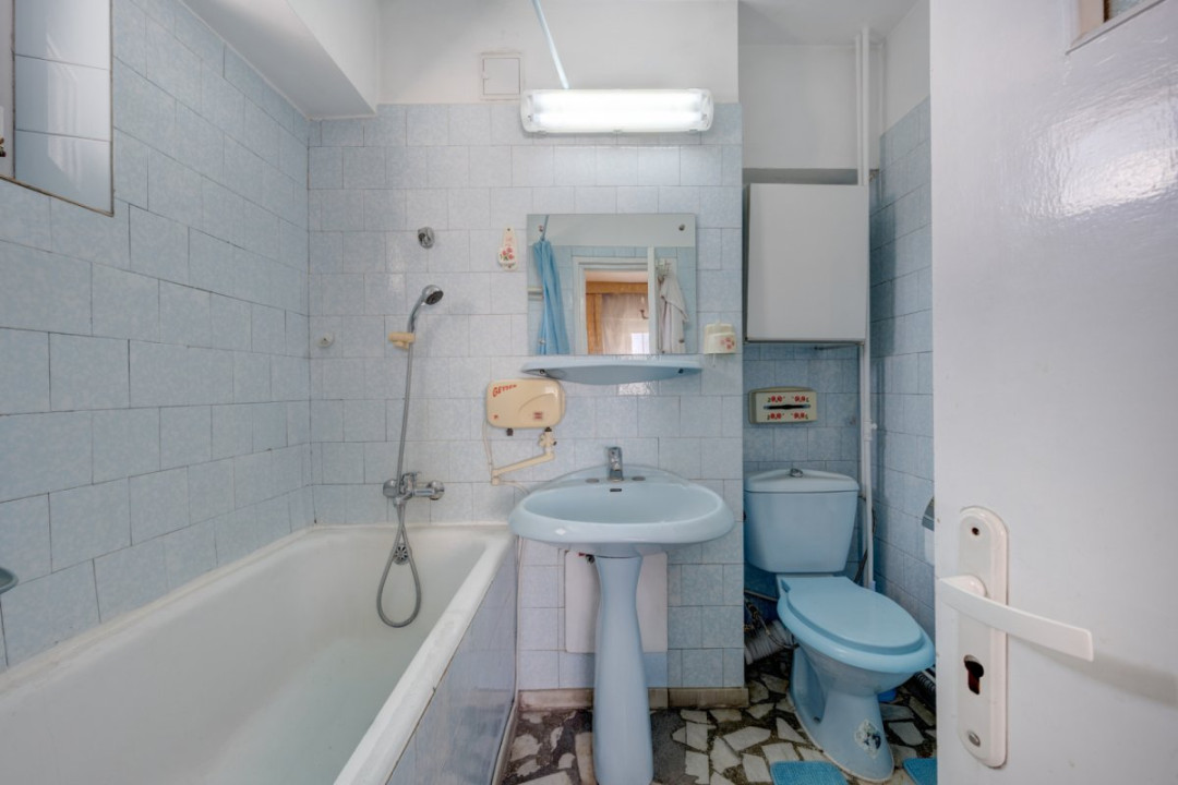 Apartament de 4 camere cu 3 băi, 137mp, centrală proprie, bloc 1983!