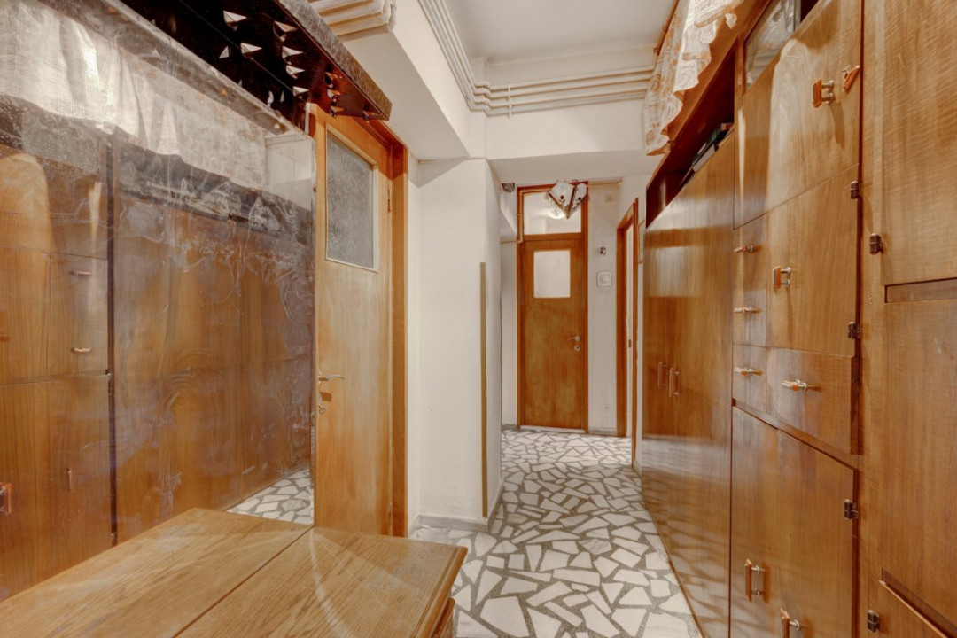 Apartament de 4 camere cu 3 băi, 137mp, centrală proprie, bloc 1983!