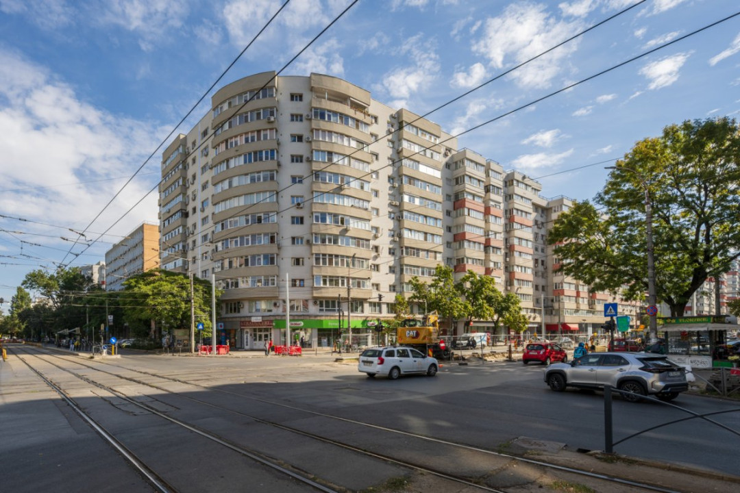 Apartament de 4 camere cu 3 băi, 137mp, centrală proprie, bloc 1983!