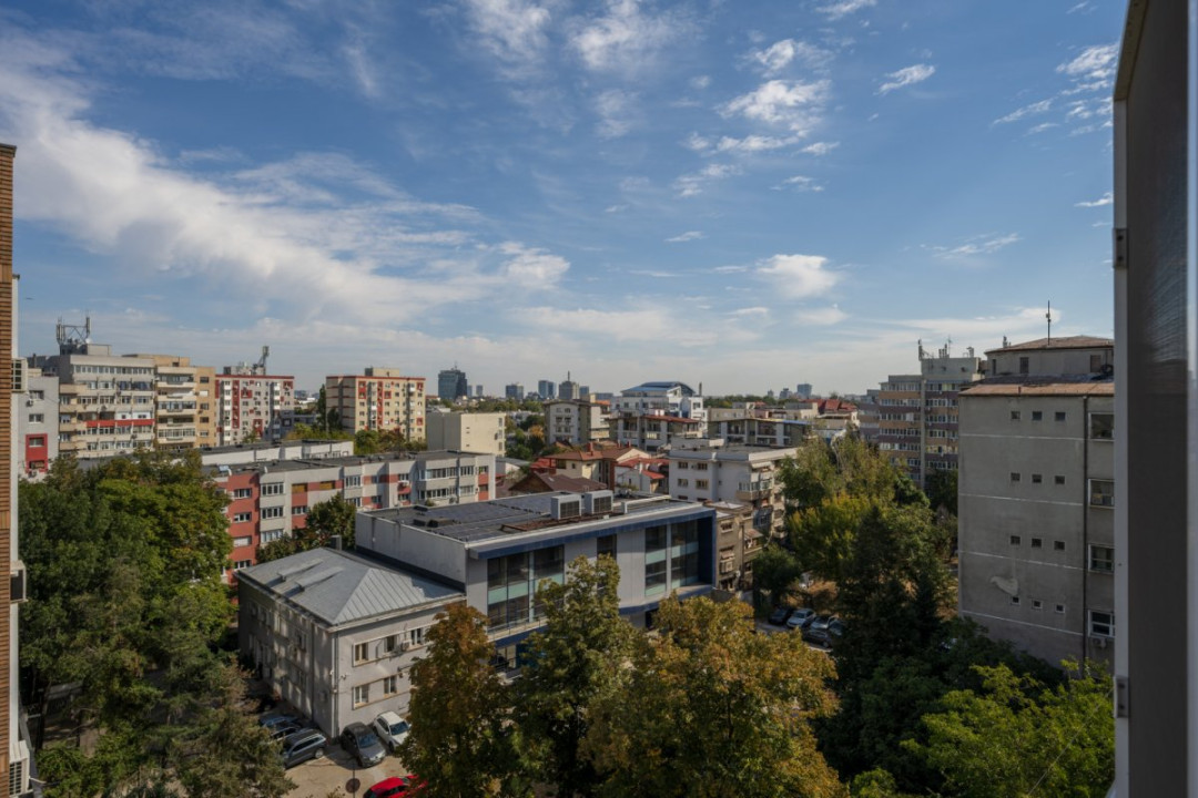 Apartament de 4 camere cu 3 băi, 137mp, centrală proprie, bloc 1983!