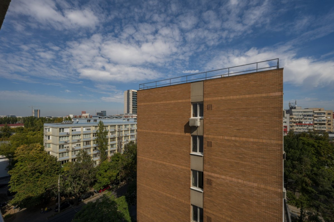Apartament de 4 camere cu 3 băi, 137mp, centrală proprie, bloc 1983!
